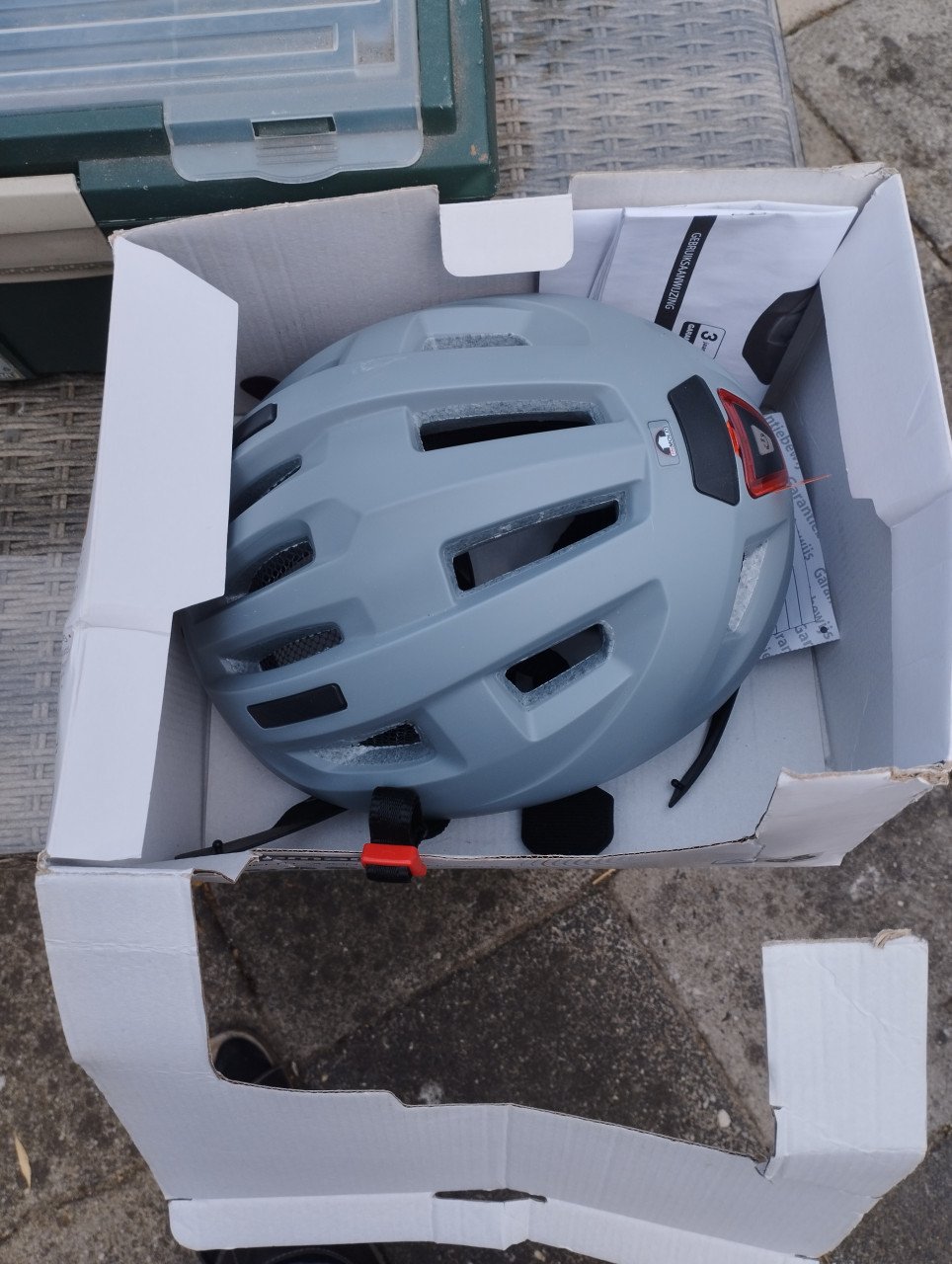 Fietshelm nieuw met achterlicht,een keer gepast