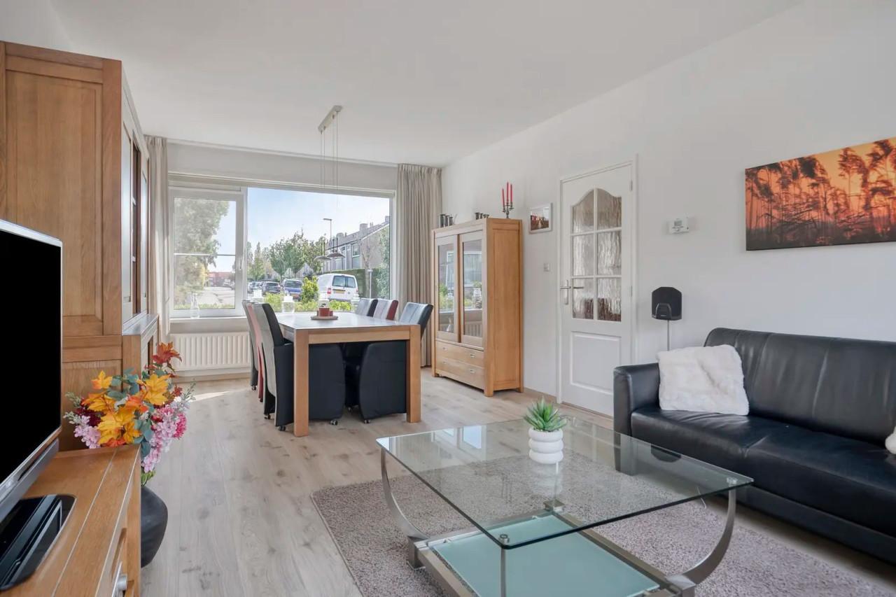 Inboedel: bank salontafel tv-meubel kast vitrinekast eettafel en stoelen