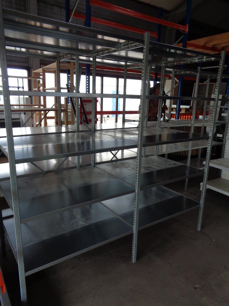 Gedeeltelijk gebruikte verzinkte legbordstelling 80 cm diep .