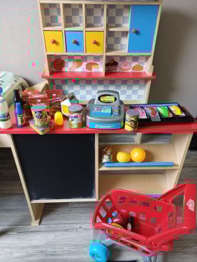 Kinderwinkel met winkelwagen en producten