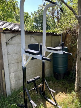 Fitness station power tower