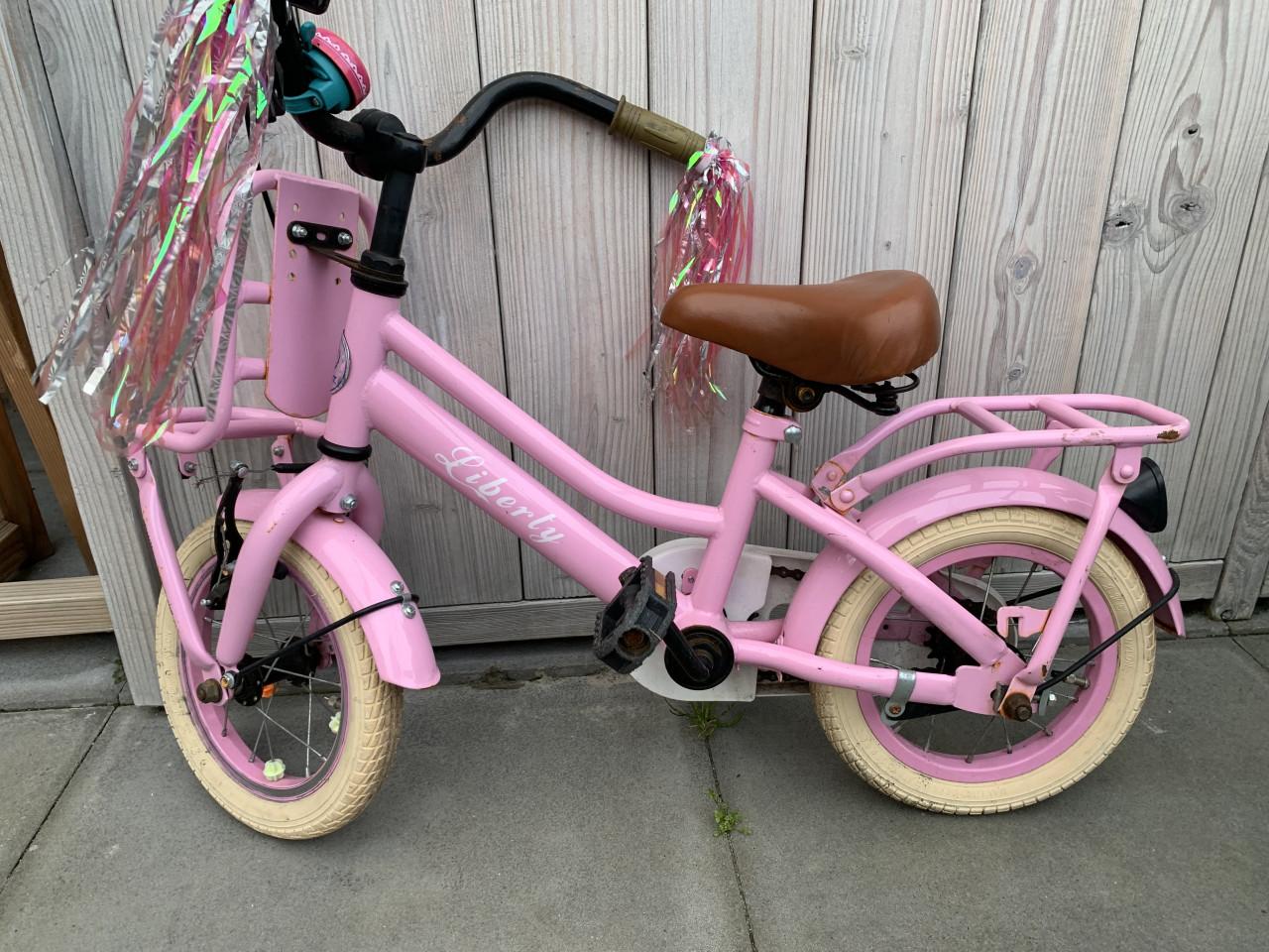 Roze kinderfiets van het merk Liberty met een wielmaat van 12 inch.