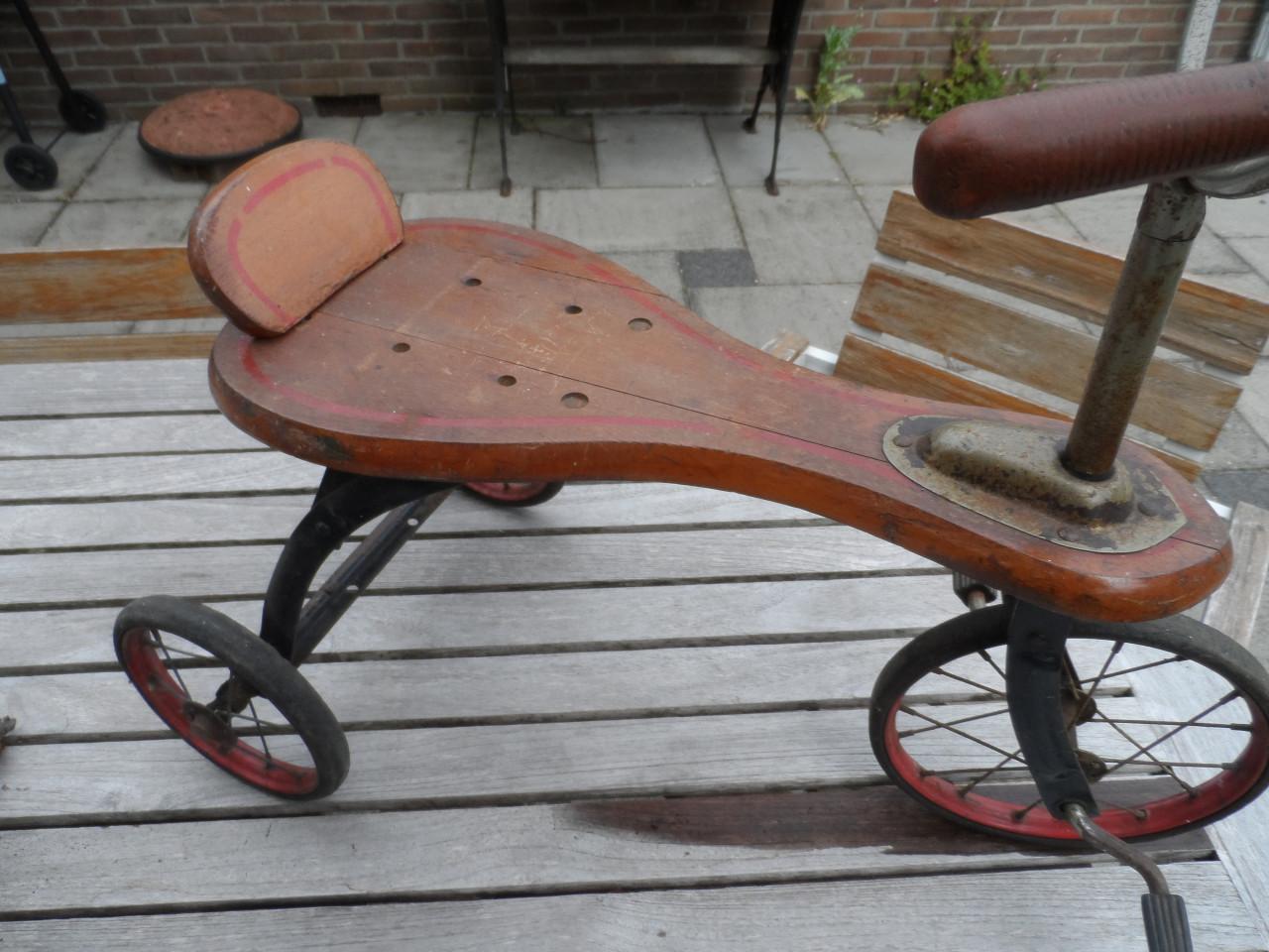 Antieke driewieler +/_ 75 jaar oud