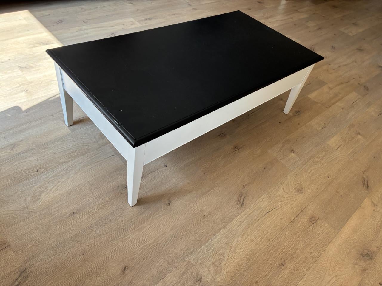 Salontafel, wit met zwart bovenblad. 135x79x45