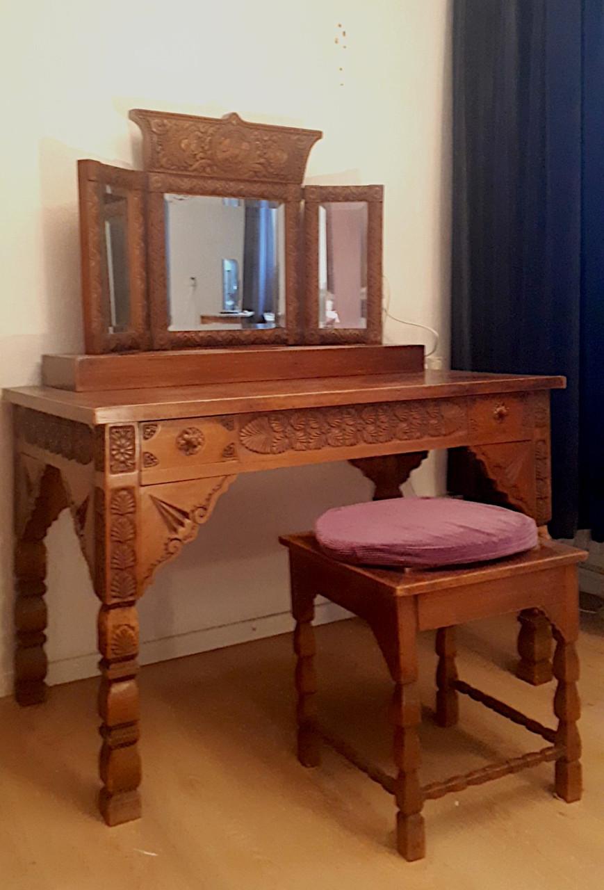 Antieke Toilettafel, Pools houtsnijwerk