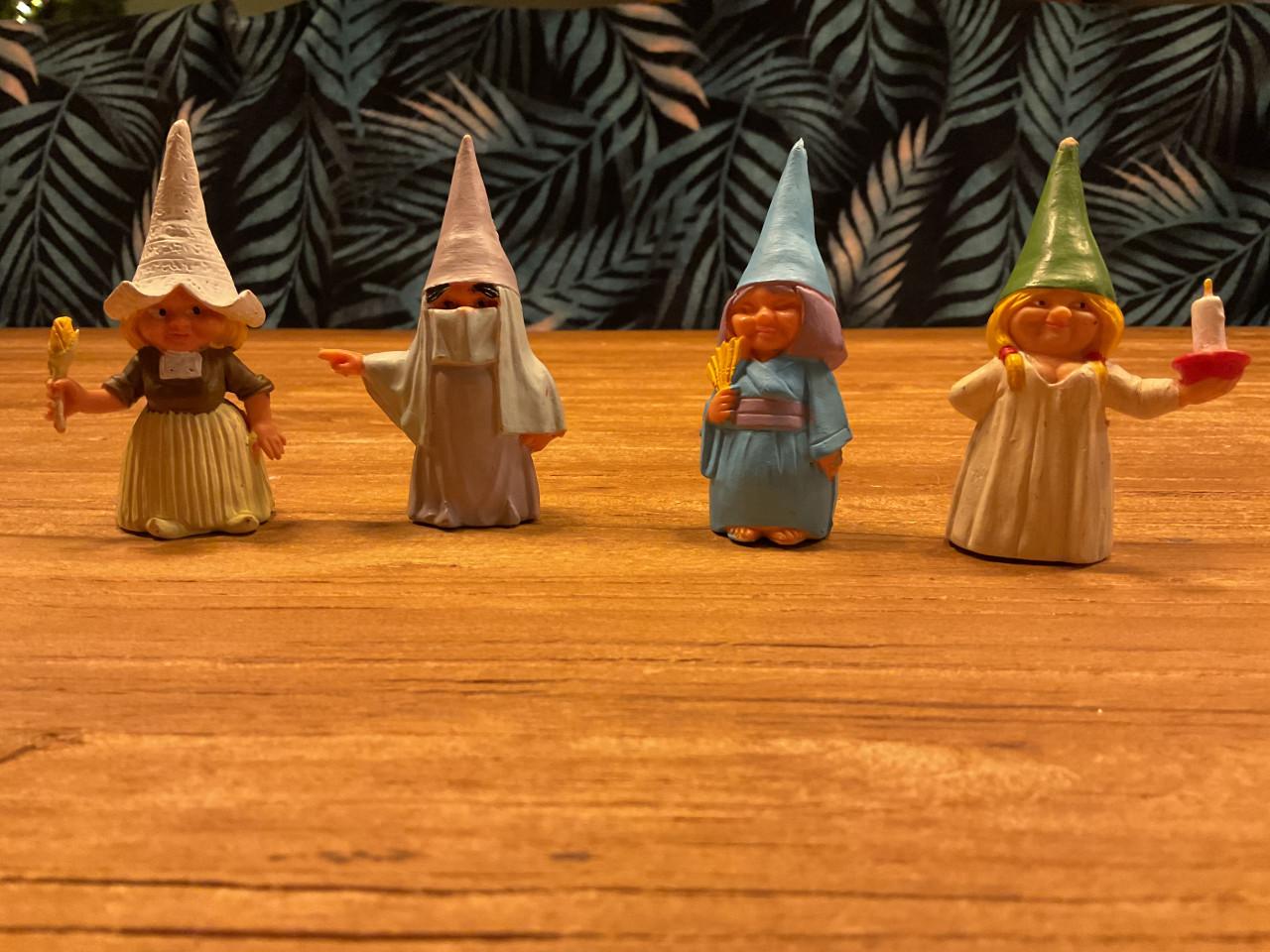 55 David de kabouter en Lisa  poppetjes  Poortvliet en blikken trommeltje