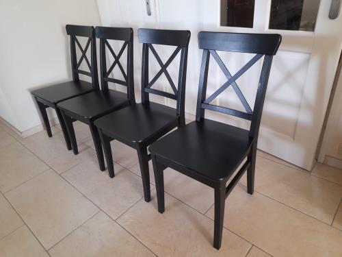4 nette stoelen (z.g.a.n.) eventueel met kussens!