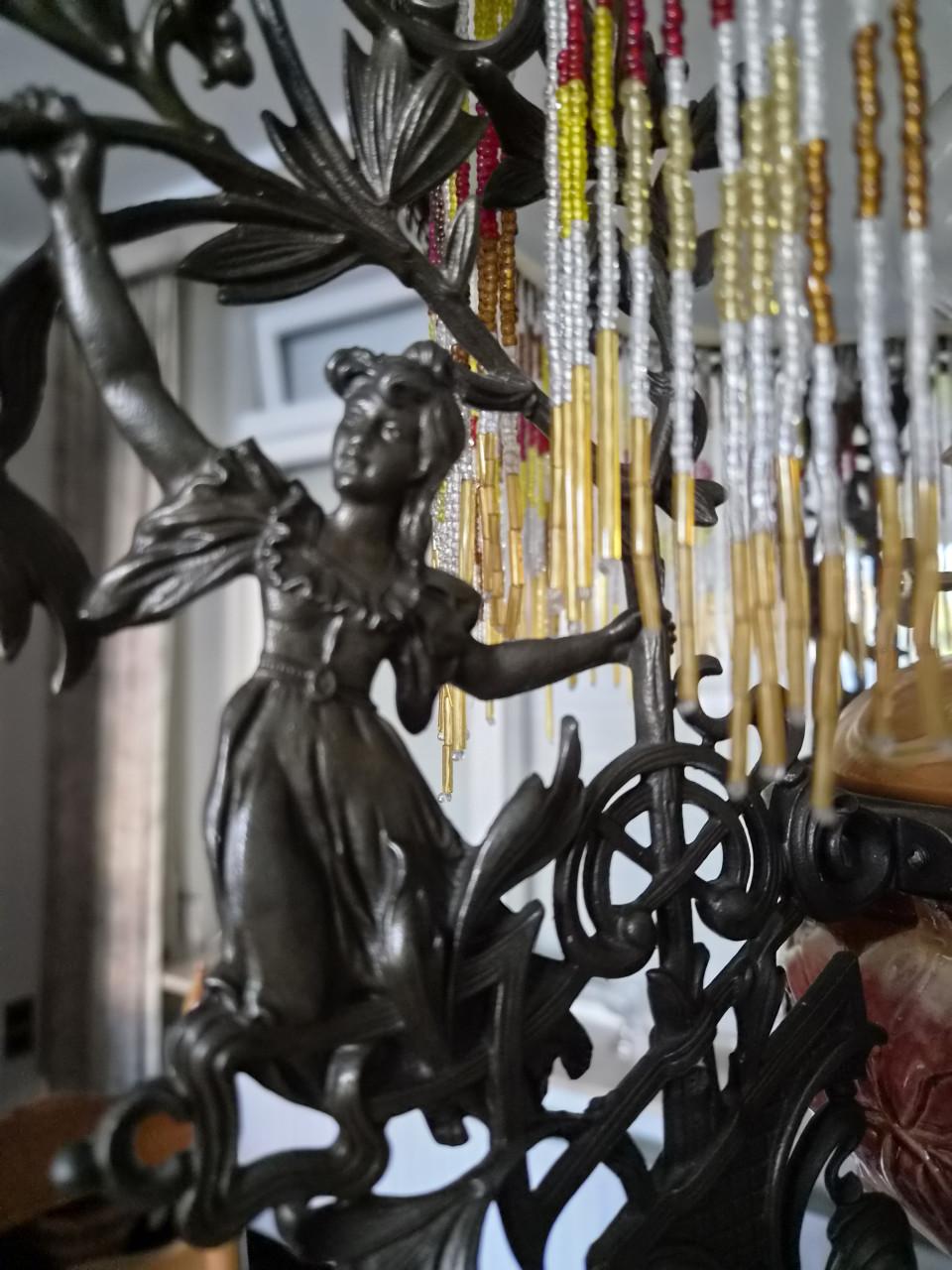 Oude olielamp met elektrische lamp