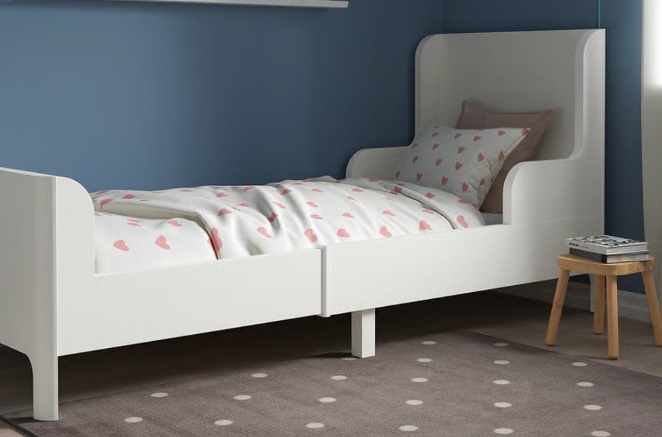 Compleet wit meegroeibed/ kinderbed Busunge incl accessoires!