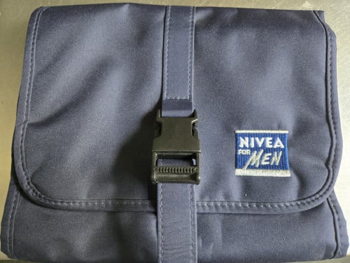 Toilettas nivea. Opvouwbaar. Met vak met rits .zgan.