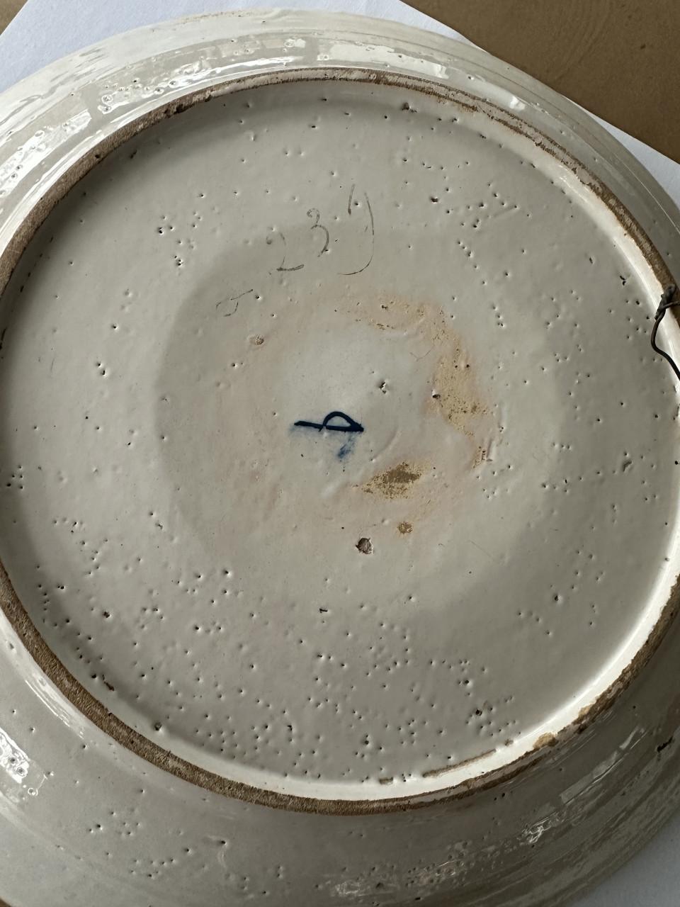 Diverse antieke borden en beeldjes