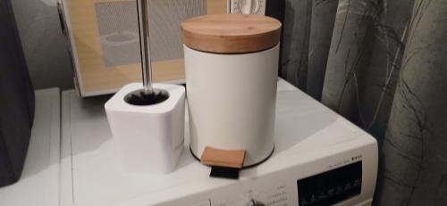 Wc set  vuilbakje en borstel wit met hout