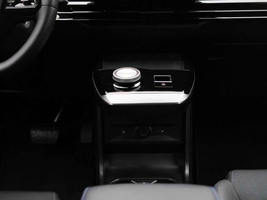 MG Mg4 64 kwh luxury | automaat | navigatie | climate control | apple carpl