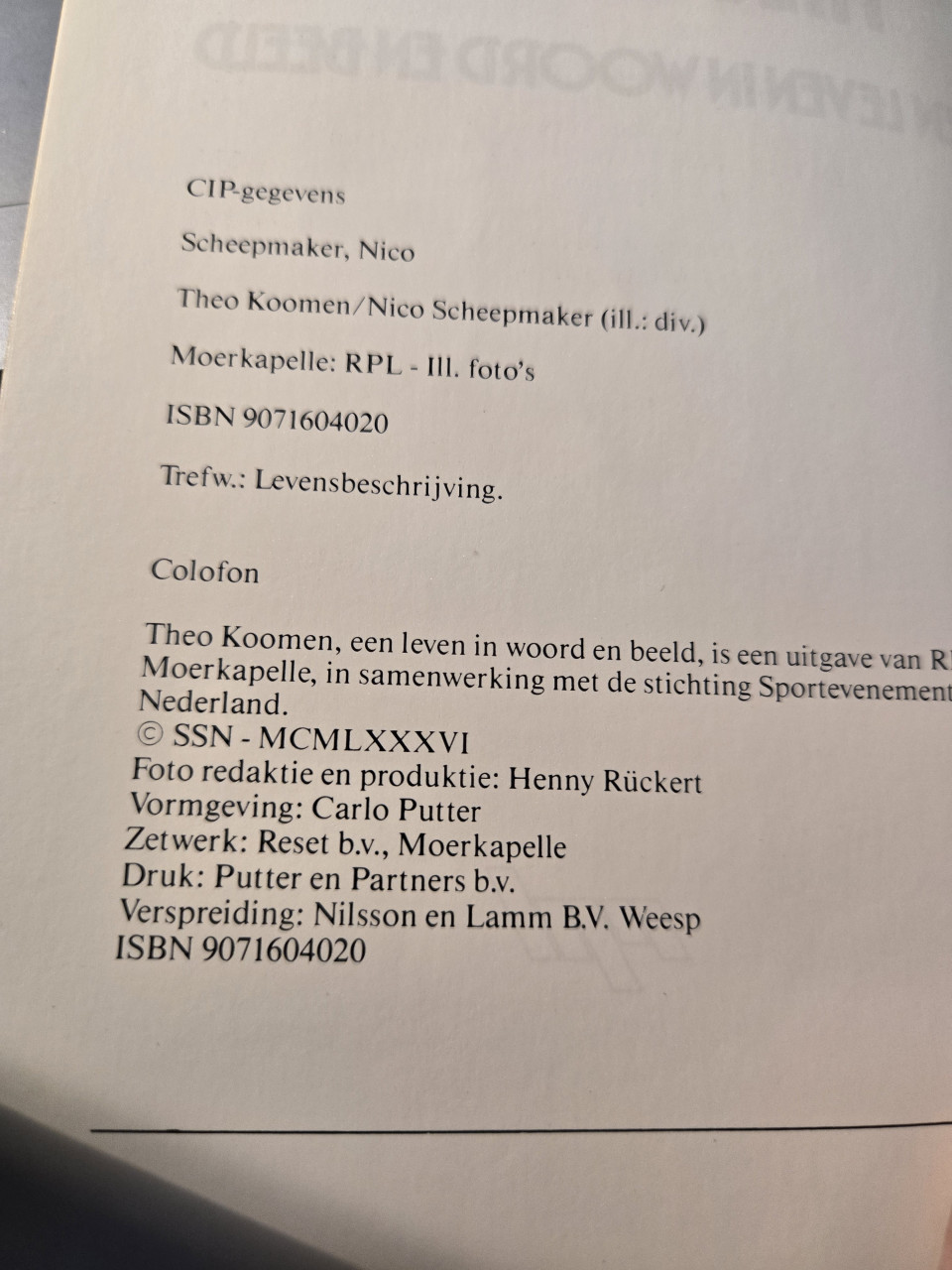 Boek: Een leven in woord en beeld van Theo Koomen 1986 Zgan