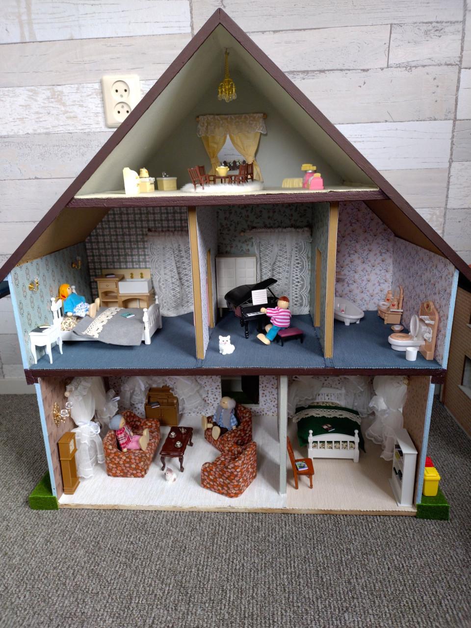 Leuk en groot houten poppenhuis inclusief meubels en poppen 80 x 80