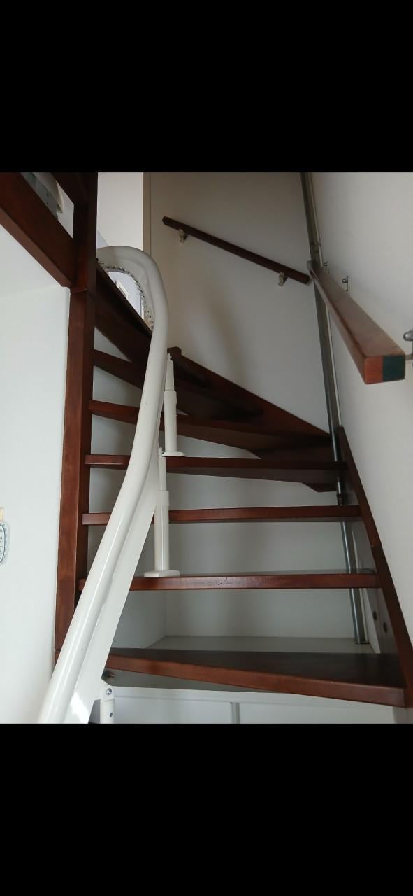 Traplift, 2 bochten naar links, 14 treden