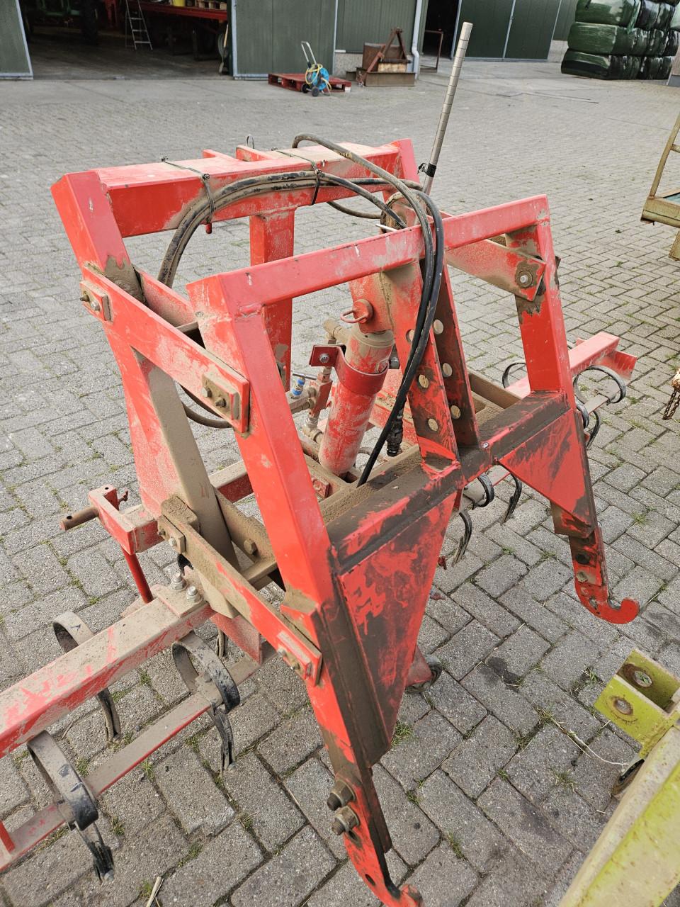 Triltand cultivator met hydraulische hef