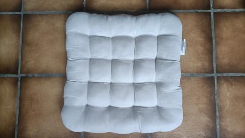 Kussen. Lichtgrijs. Maten: Ongeveer 40 x 40 cm.