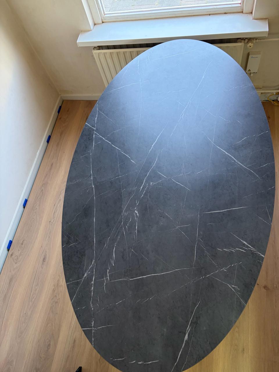 Ovale eettafel marmerlook – donkergrijs/zwart – modern