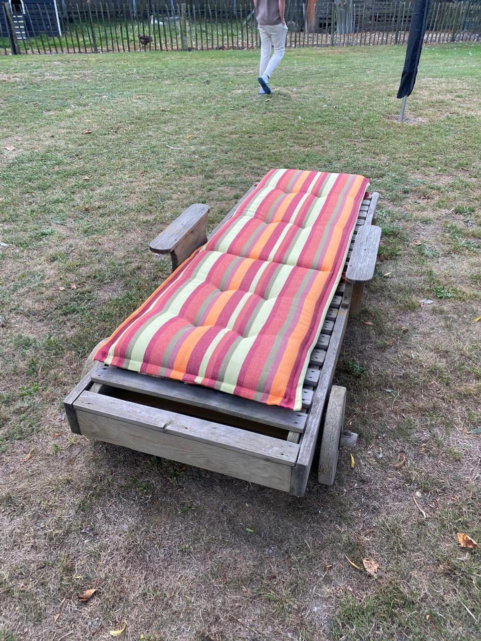 Houten ligstoel met kussen