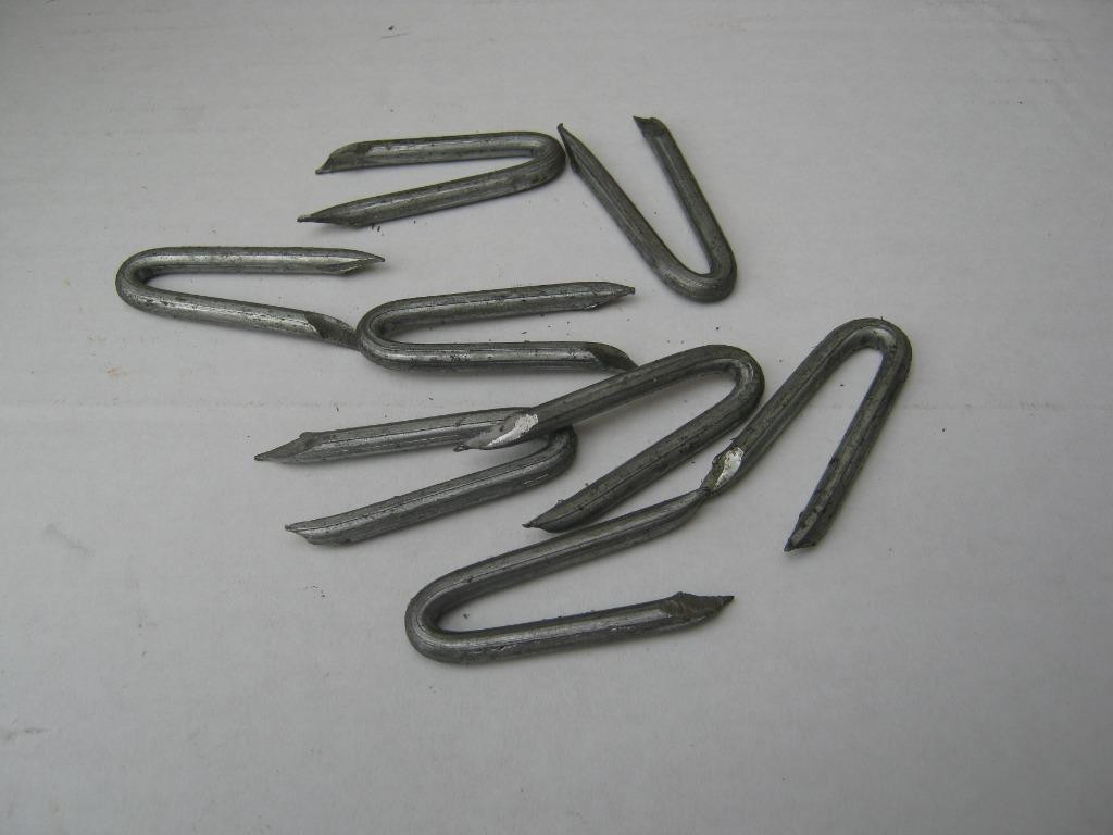 KRAMMEN verzinkt 2.4 x 25 mm.  € 4.50 per kgr.