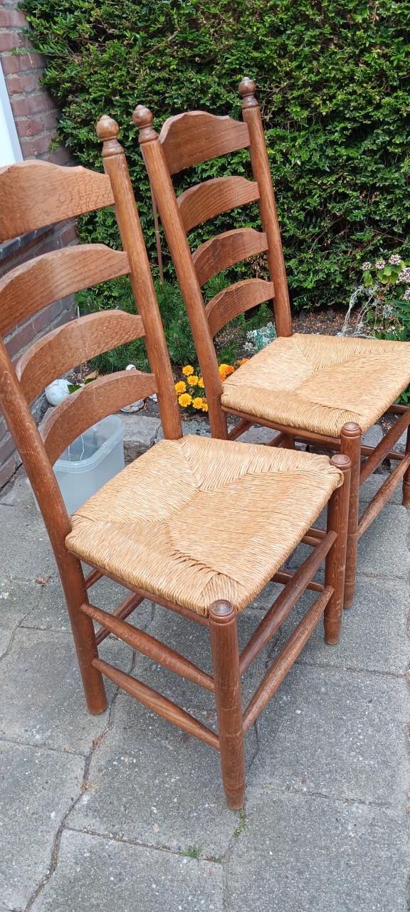 2 HOUTEN STOELEN met RIETEN ZITTING