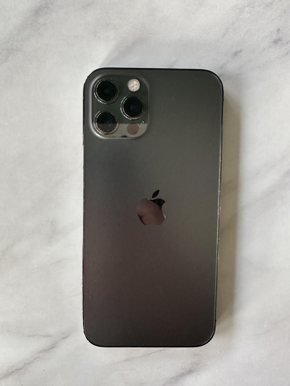 Donker grijze iPhone 12 pro