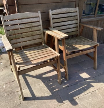 Gratis. 2 x 2 houten stoelen, teak en steigerhout