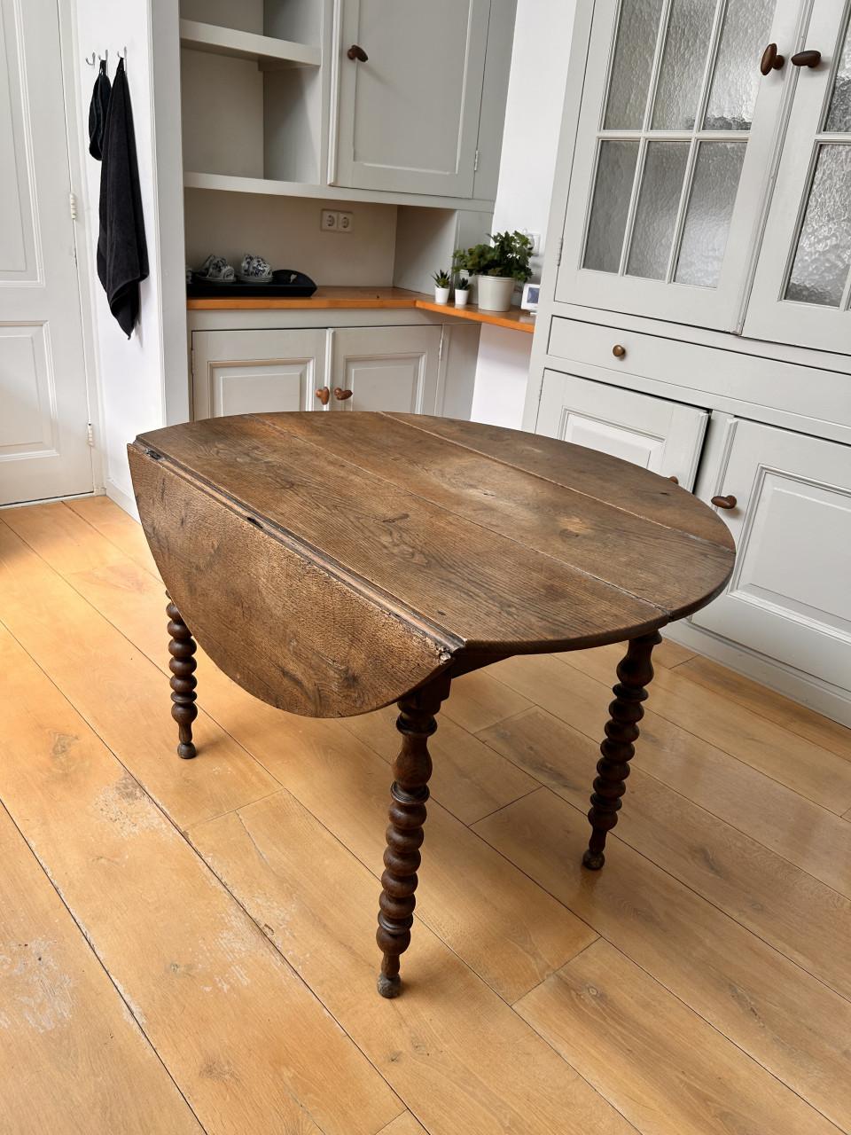Massief houten klaptafel met gedraaide poten