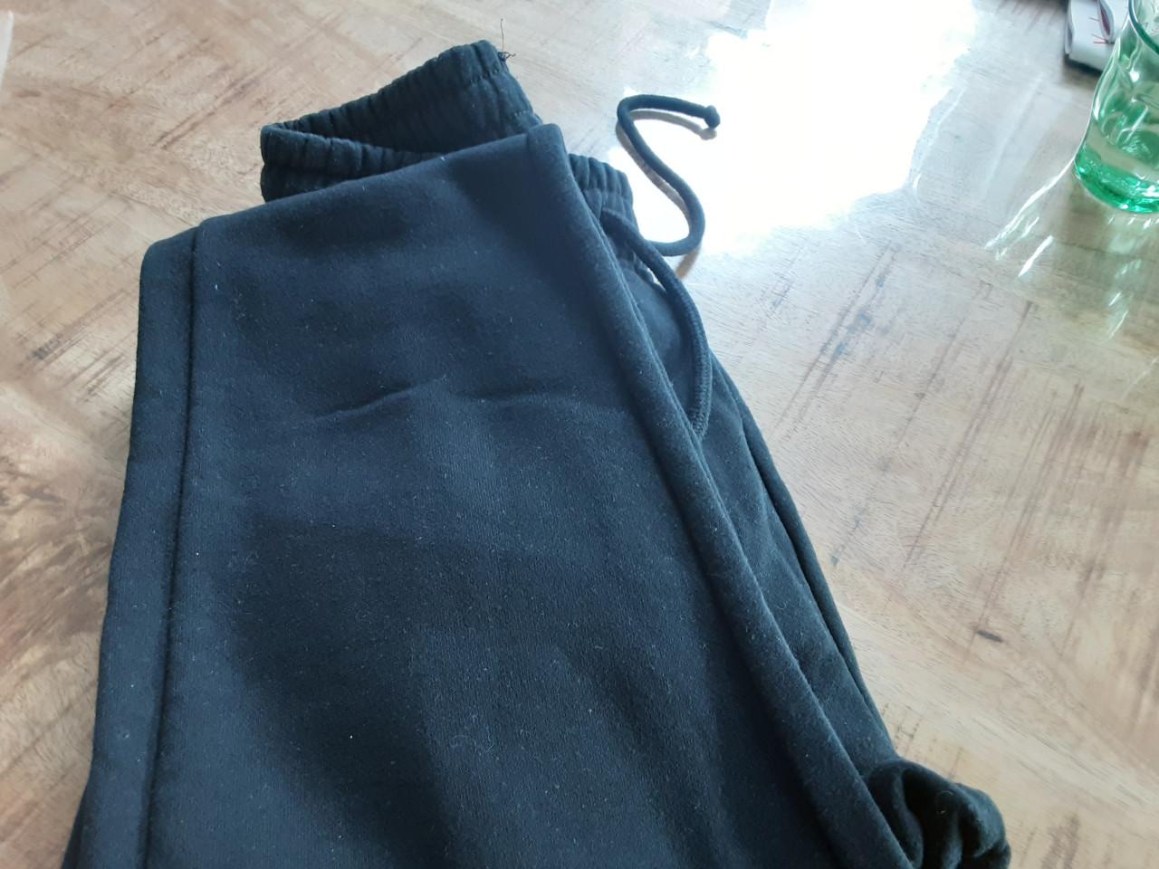 Keurige  zwarte joggingbroek  mt XS