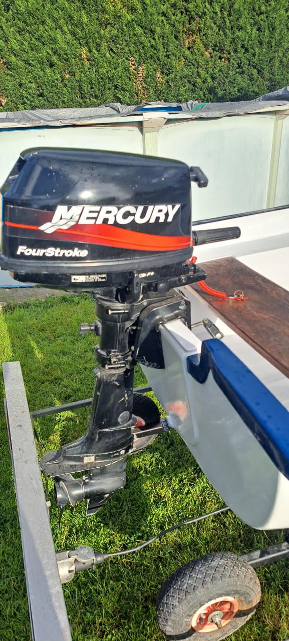 Motorbootje met trailer en buitenboordmotor