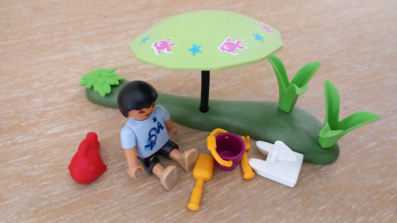 Playmobil buiten spelen onder parasol