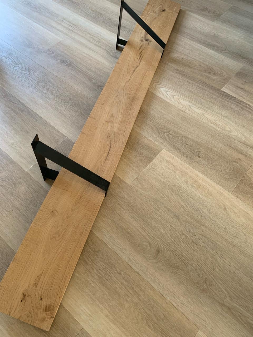 Zeer moiie hardhouten wandplank met steunen