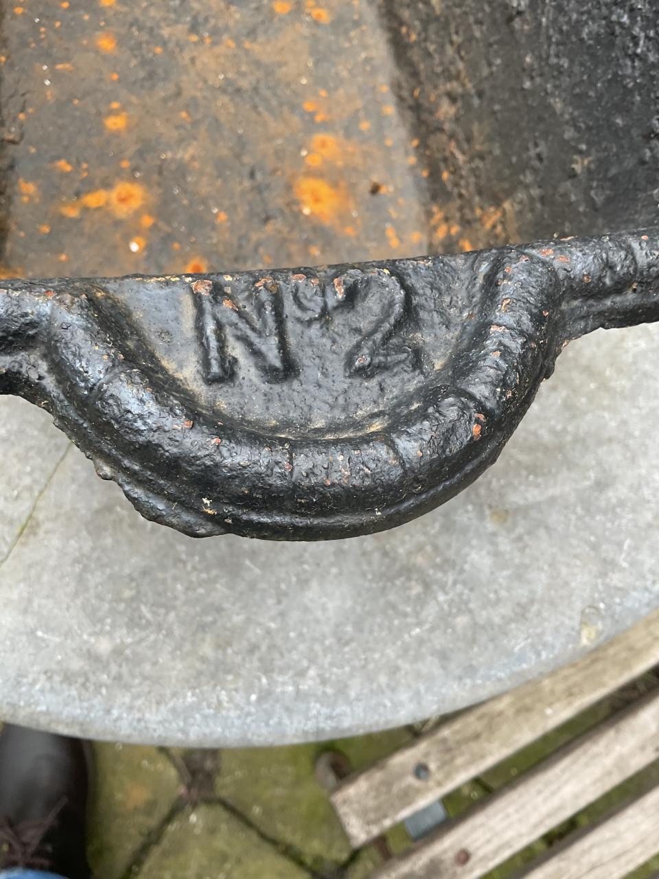 Gietijzeren kolenbak