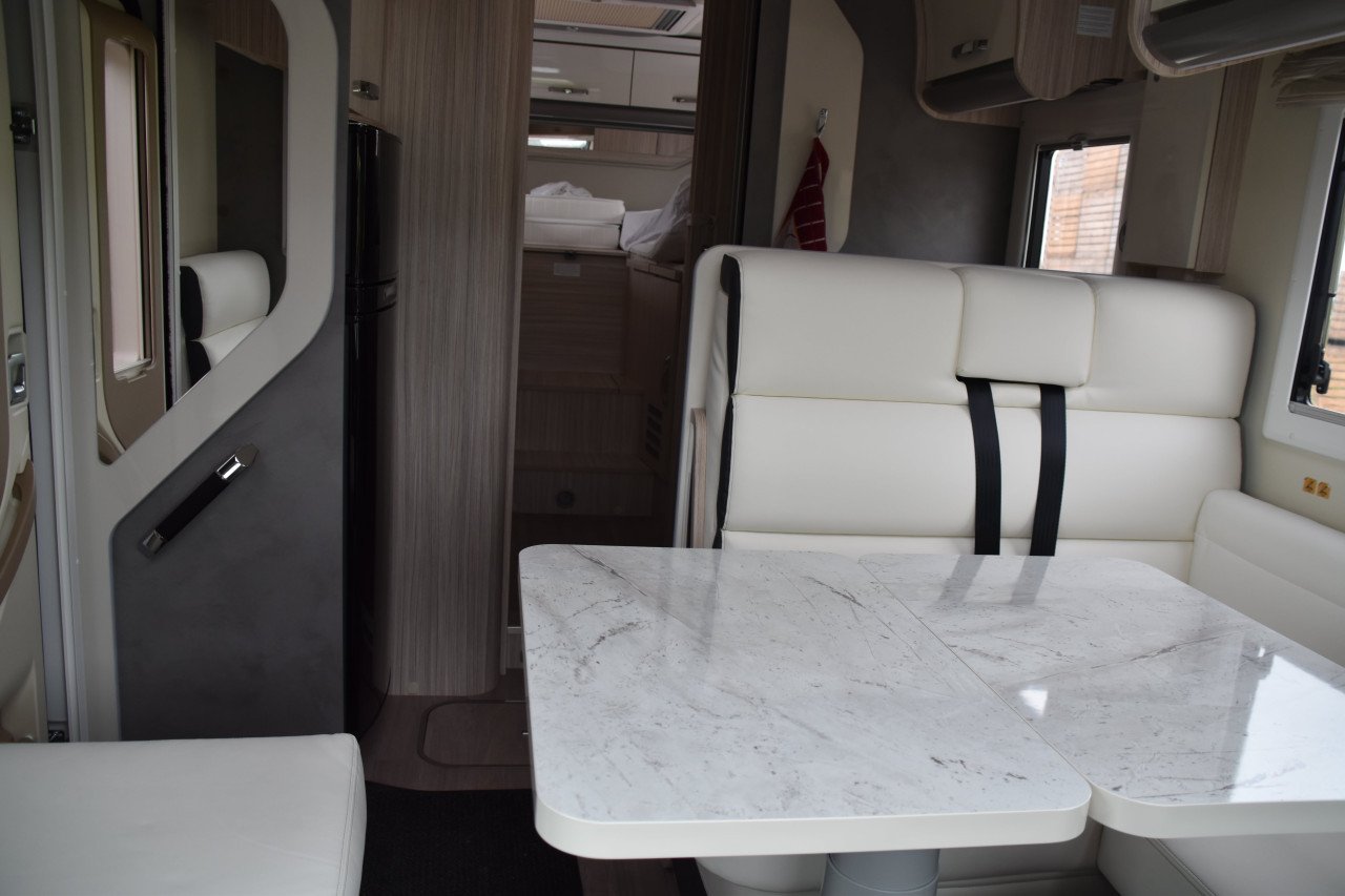 Te Koop: jonge half-integraal camper!