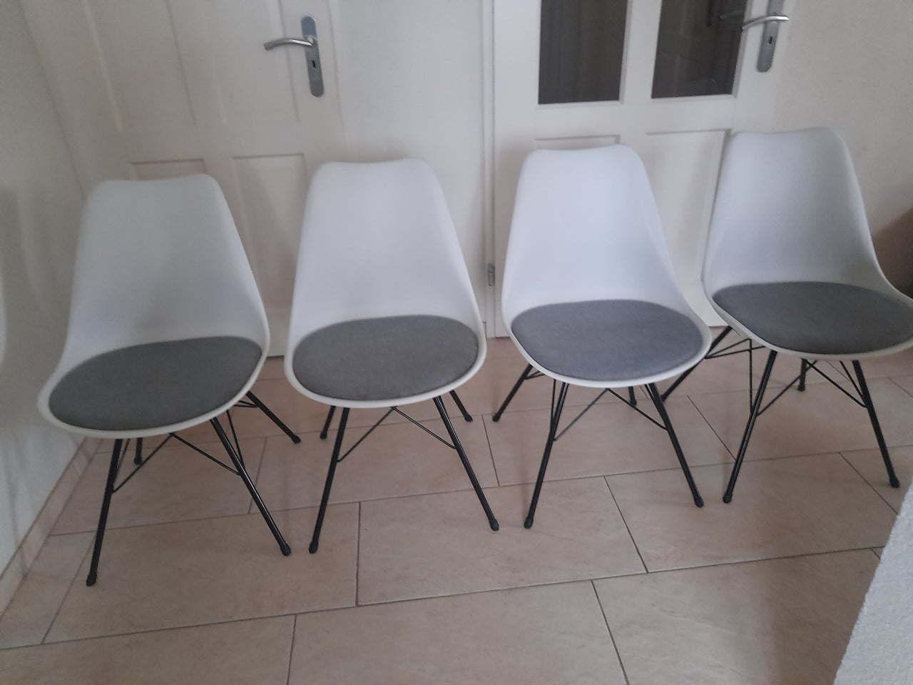 4 Prachtige stoelen (in goede nette staat )  geen vlekken, heel netjes!