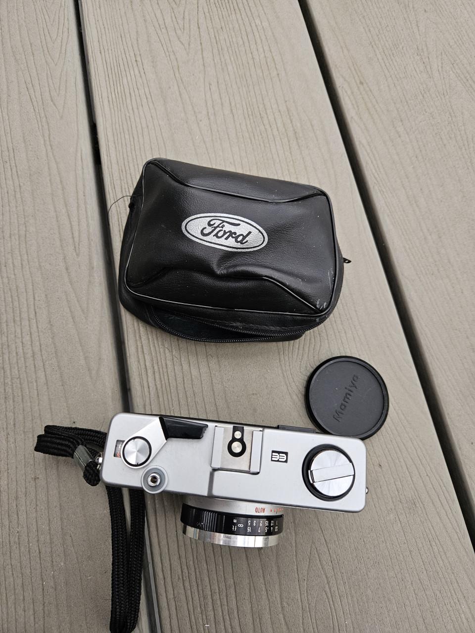 Werkende vintage Mamiya 135 EE meetzoekercamera 35 mm..