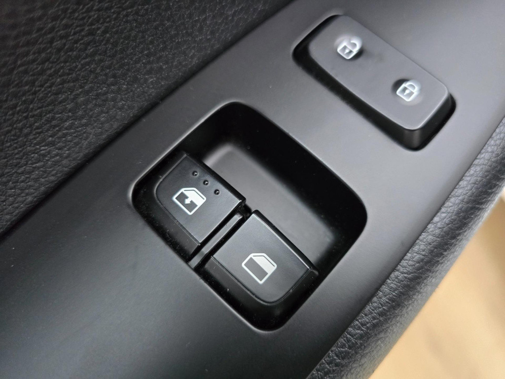 Kia Picanto occasion dealer auto met sportvelgen en bluetooth audio | tweed