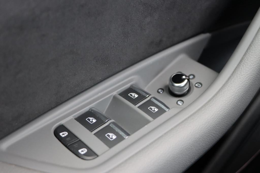 Audi A4 limousine 35 tfsi launch edition s-line 150pk s-tronic | pano | hud