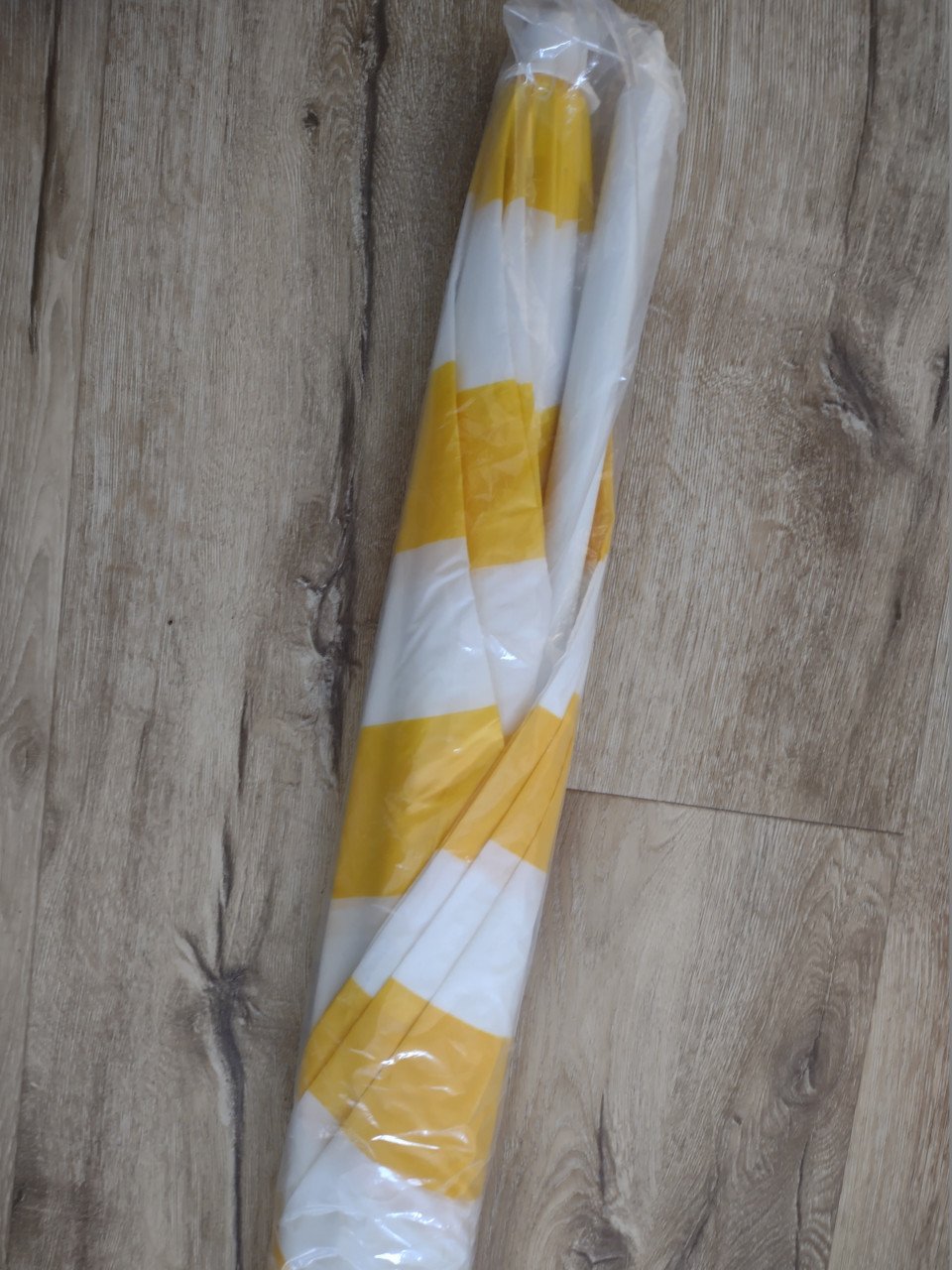 Nieuwe strand parasol, tuin parasol gekleurd, blauw rood geel wit.