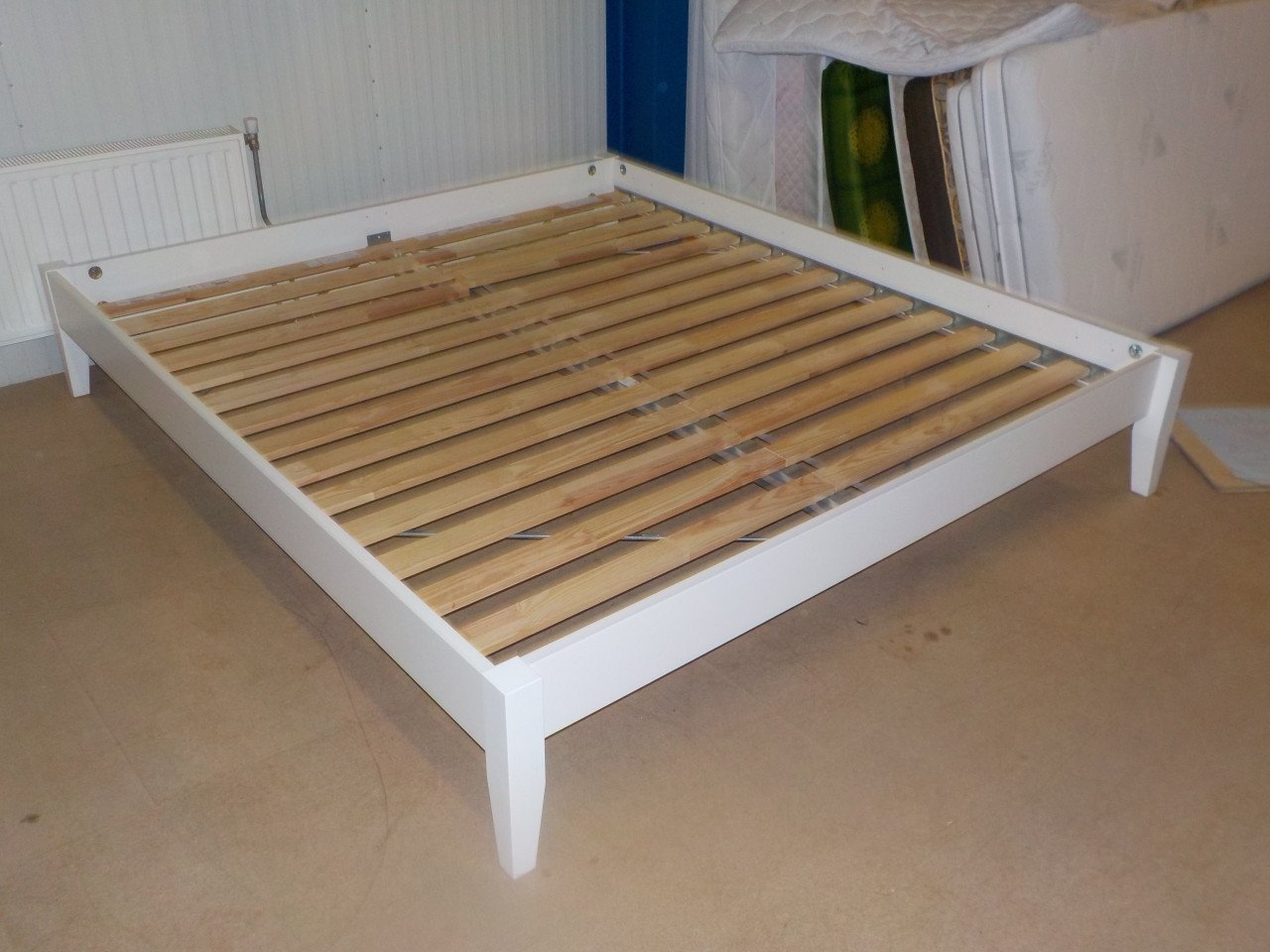 In zeer goede staat eenvoudig  Ikea ledikant + 2 matrassen 180 x 200 cm