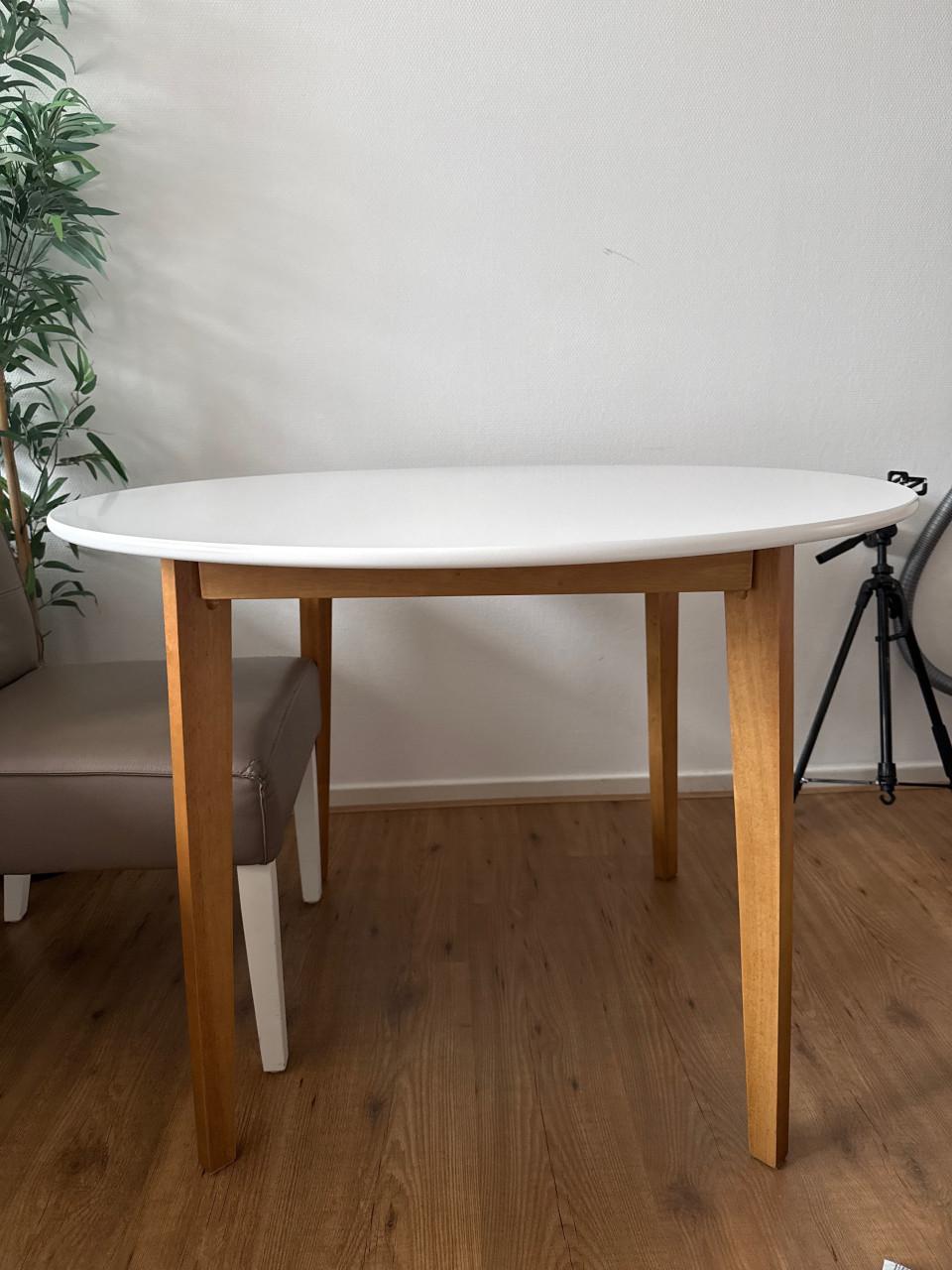 Mooie ronde eettafel