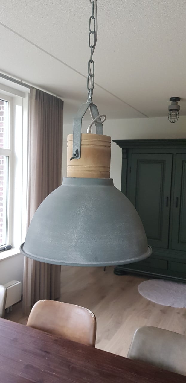 Inboedel: boekenkasten, eettafel, fauteuils, hanglampen, vloerlamp