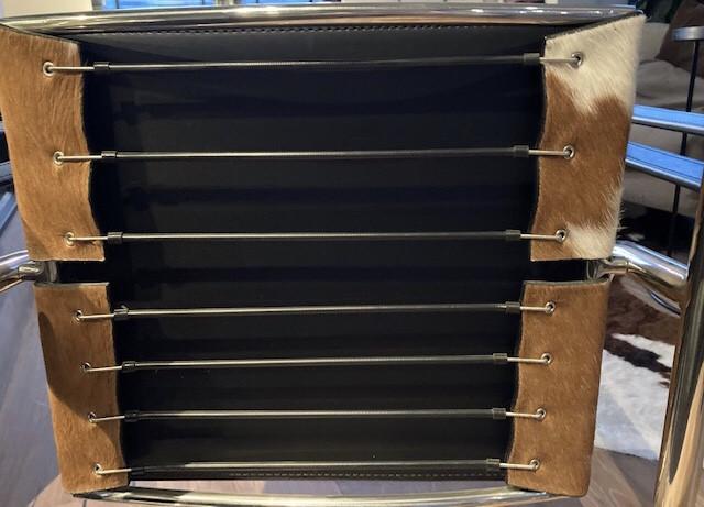 Le Corbusier Basculant stoel met ponyhuid