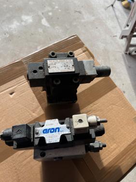 TE KOOP: Diverse hydraulische ventielen