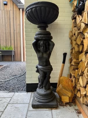 Betonnen beeld met bloempot