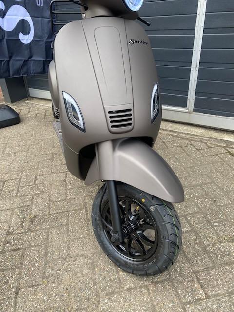 Nieuwe Santini Capri vespa look scooters in div kleuren deze maand nu 1749