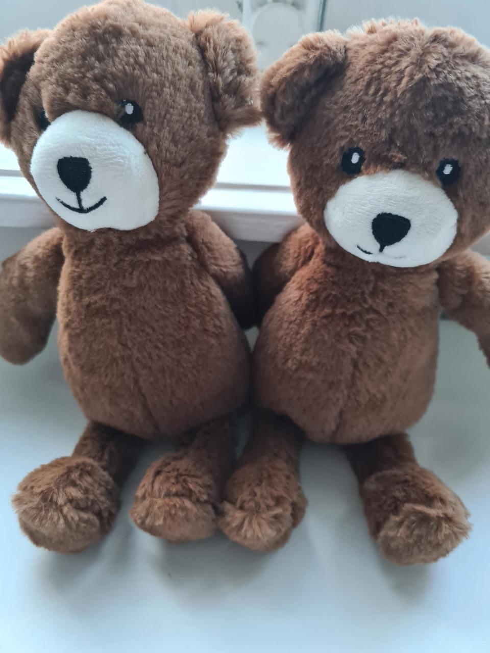 Dit zijn twee Timeless Teddy Bear van het merk Build-A-Bear