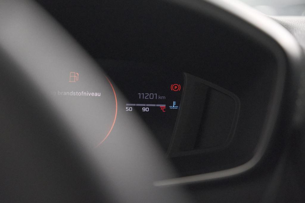 Peugeot 2008 puretech 100 allure | apple carplay | parkeersensoren | climat