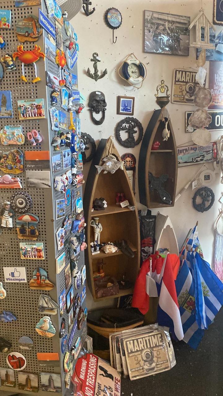 Winkelinventaris en restanten souveniers